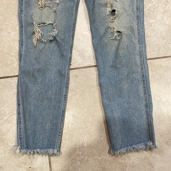 Hollister Curvy Ultra High Rise Mom Jeans Destroyed 3L - Picture 6 of 8